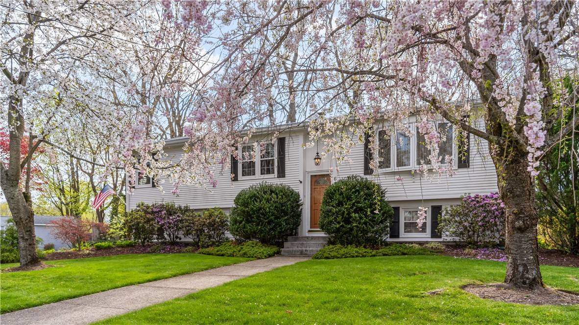 Smithfield, RI 02828,6 Lucille DR