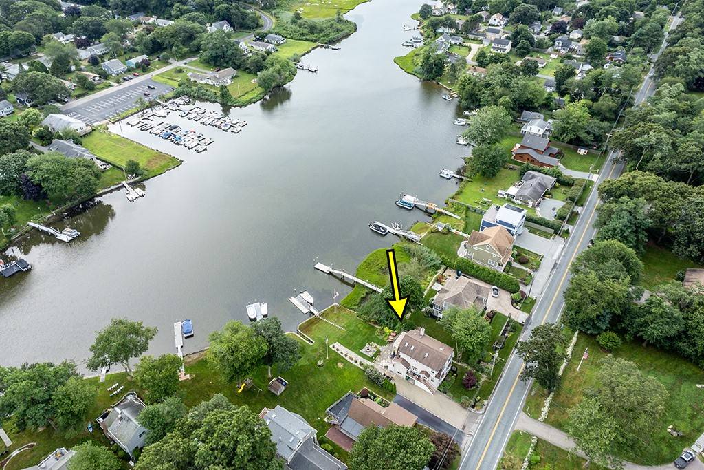 South Kingstown, RI 02879,729 Middlebridge RD