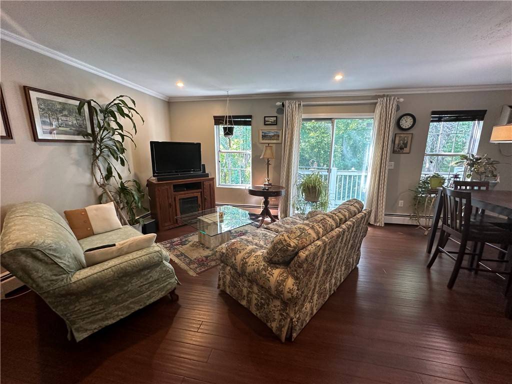 West Warwick, RI 02893,565 Quaker LN #51