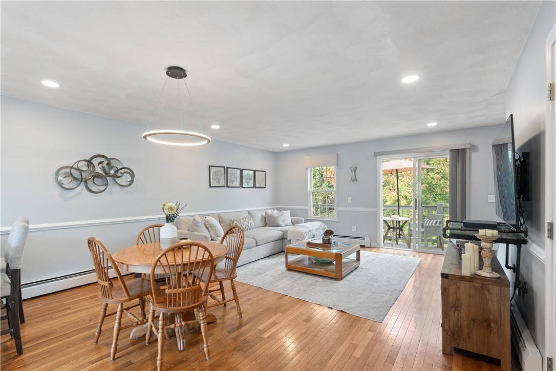 West Warwick, RI 02893,565 Quaker LN #32