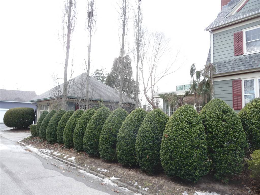 Cranston, RI 02905,15 Kensington RD
