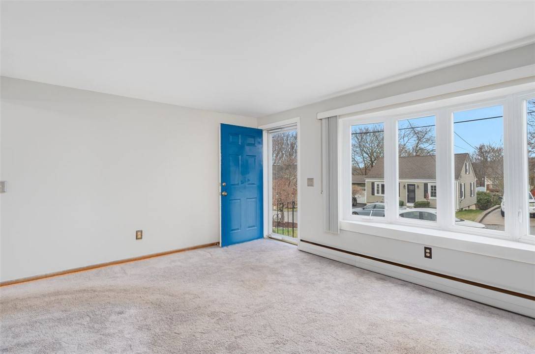 West Warwick, RI 02893,37 Oriole AVE