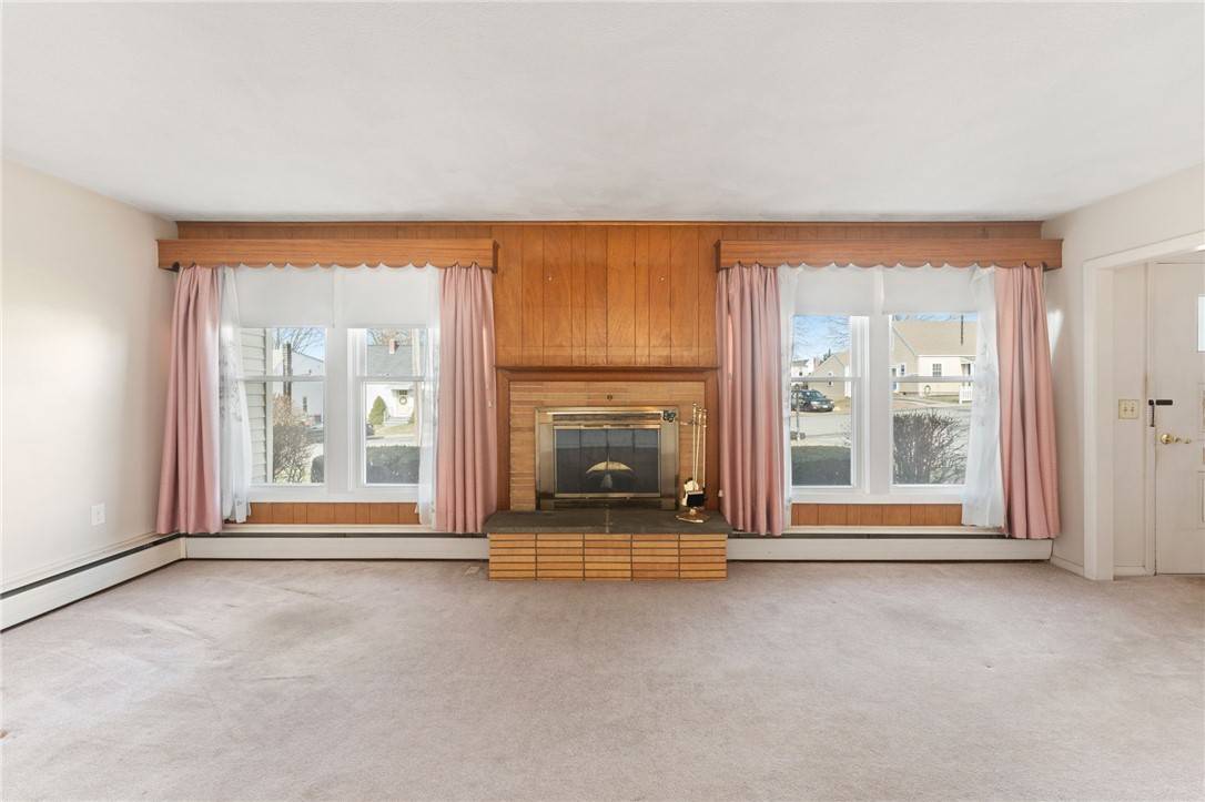 West Warwick, RI 02893,33 Hilltop AVE