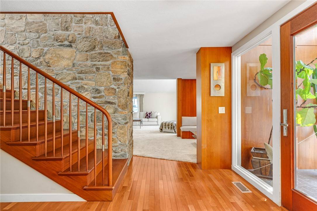 East Greenwich, RI 02818,5 Severn CT