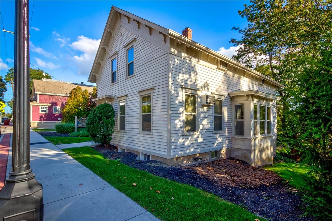 Warwick, RI 02886,3214 Post RD