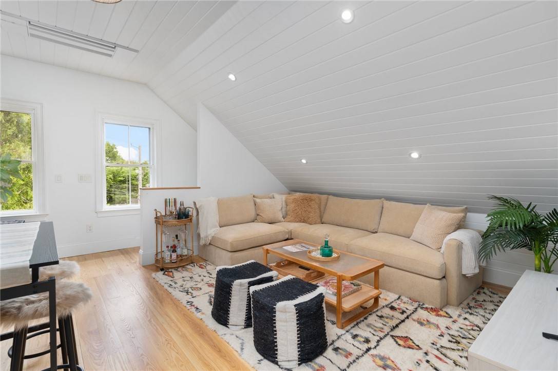 Newport, RI 02840,17 Willow ST #3