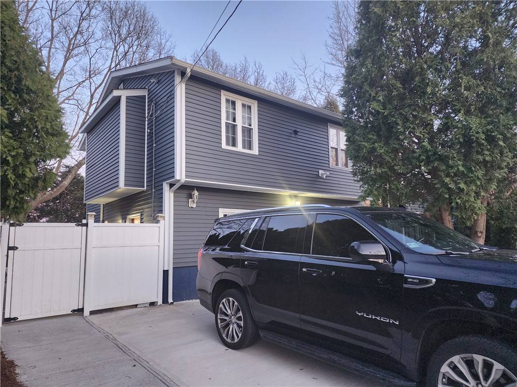 Cranston, RI 02920,8 Marigold CT