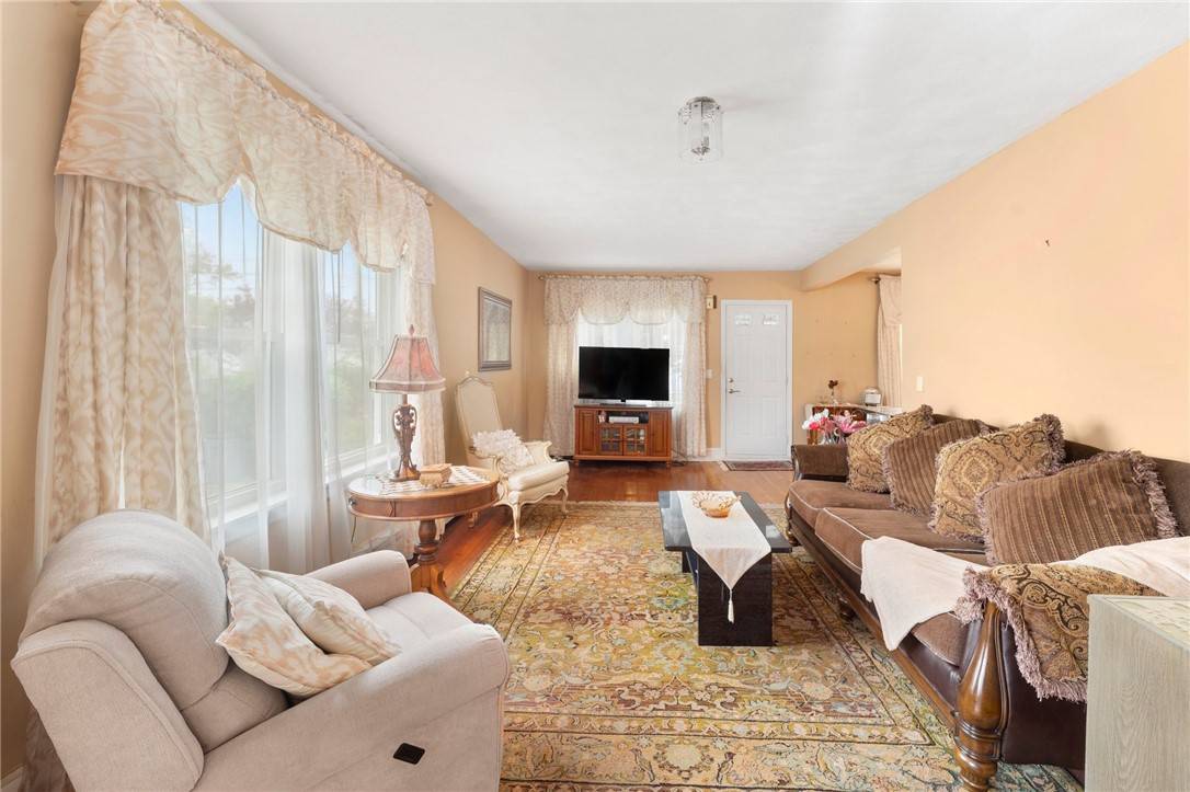 West Warwick, RI 02893,7 Blossom ST