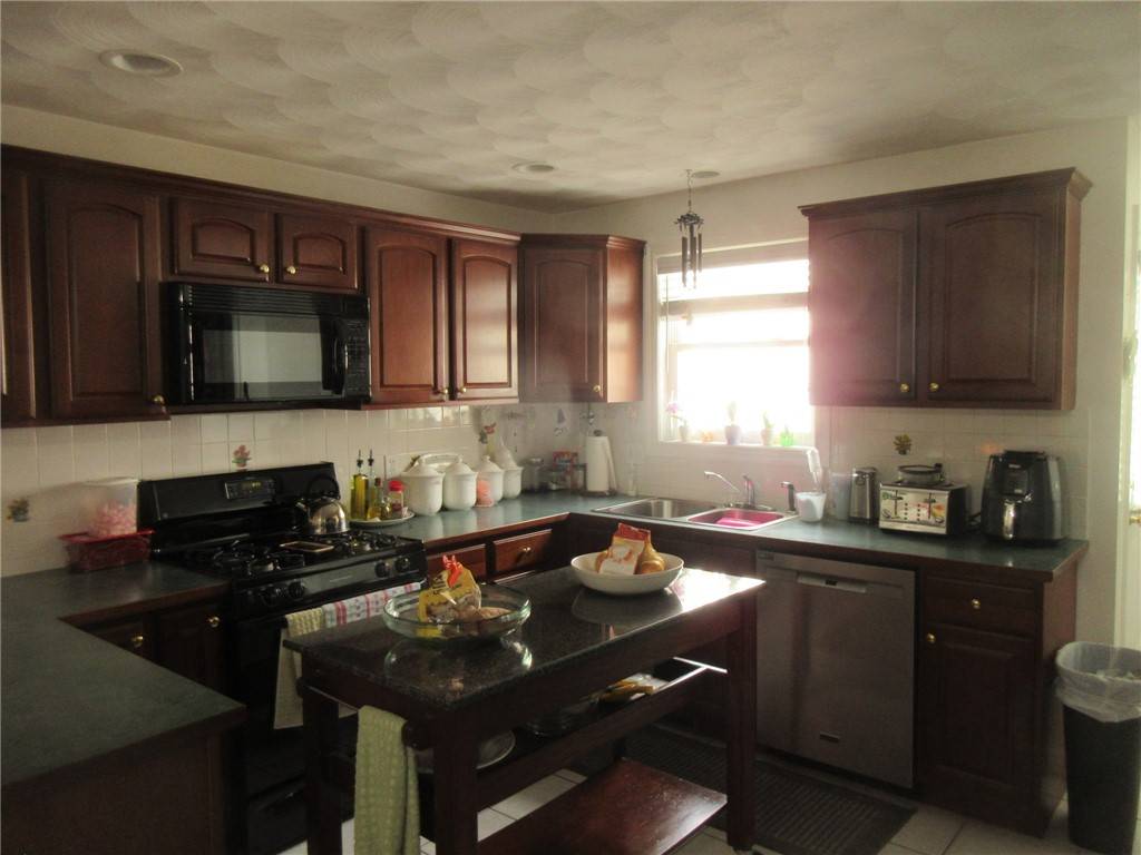 Cranston, RI 02921,236 Cheshire DR #236