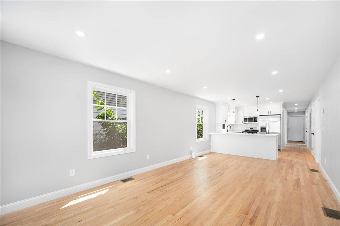 Providence, RI 02908,28 Grosvenor AVE #1