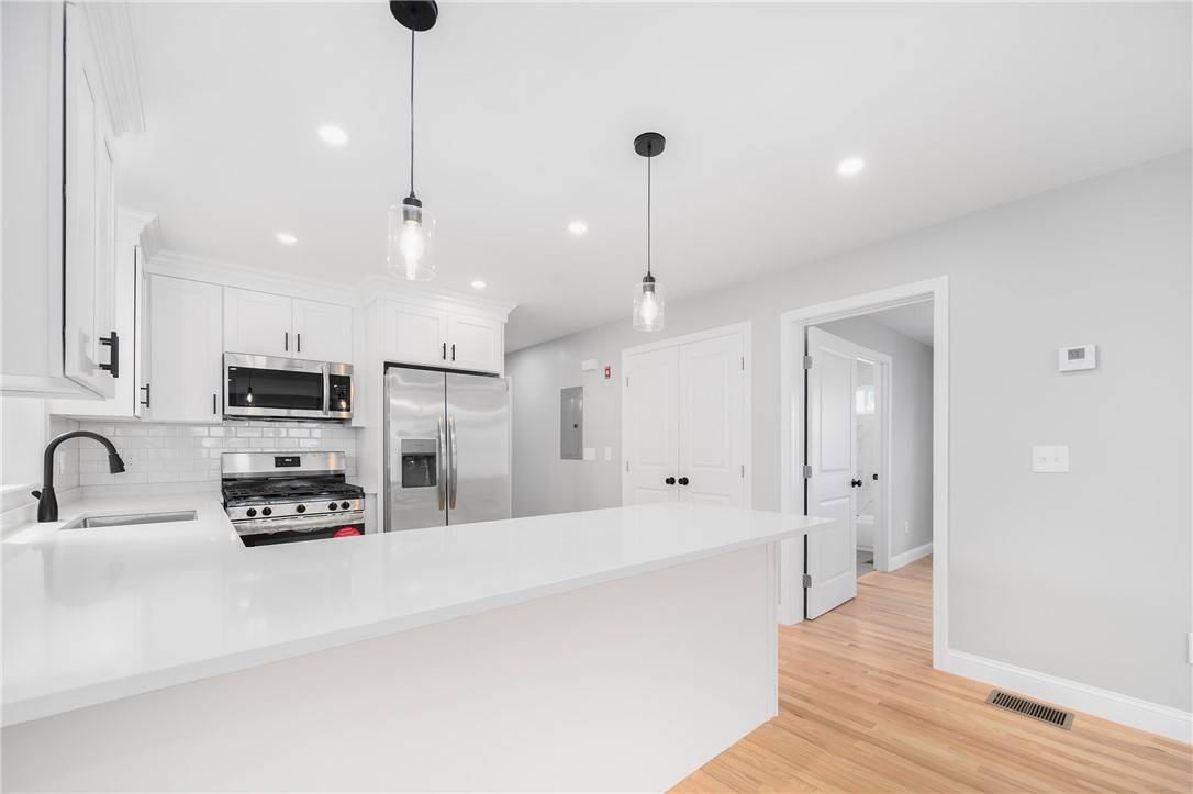Providence, RI 02908,28 Grosvenor AVE #1