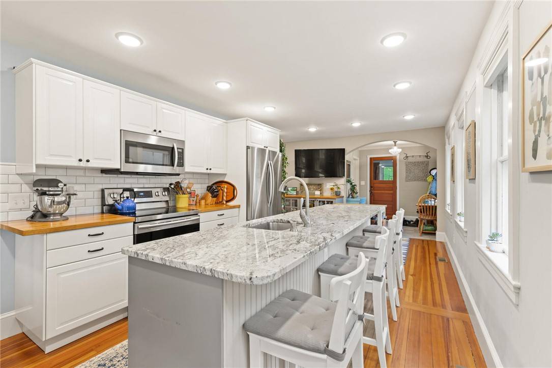 Smithfield, RI 02828,965 Greenville AVE