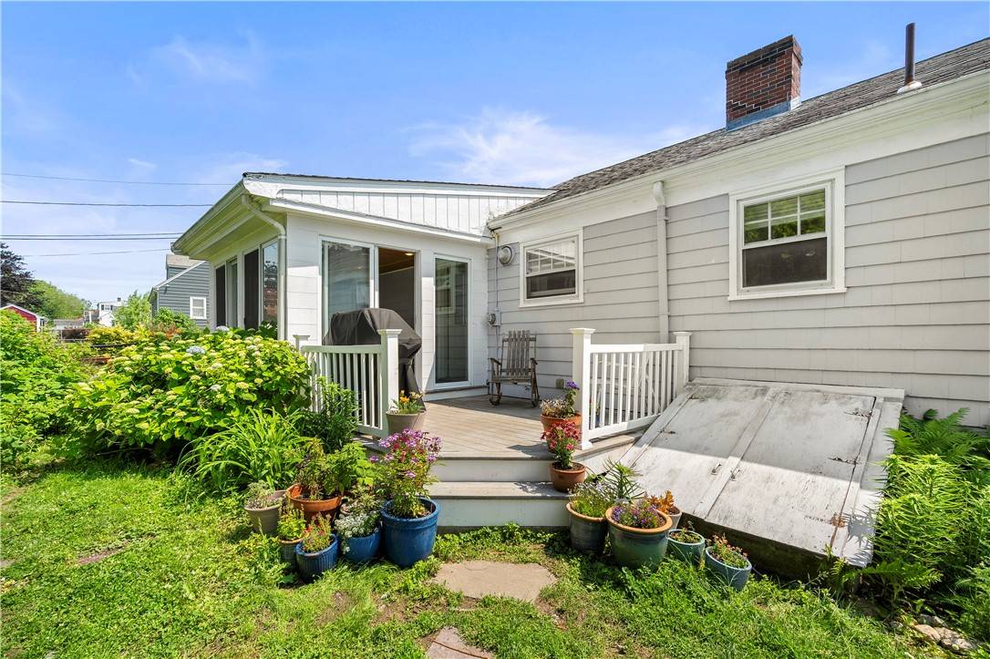 Tiverton, RI 02878,98 Haskins AVE