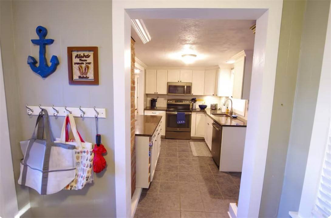 Westerly, RI 02891,7 Westminster ST