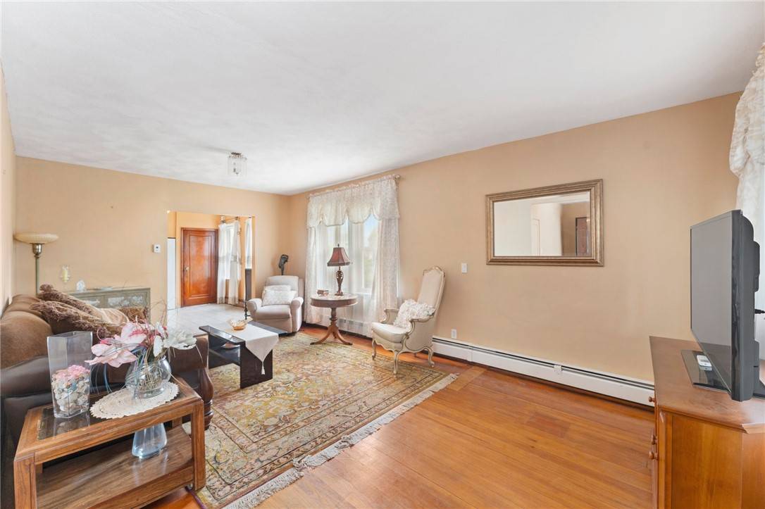 West Warwick, RI 02893,7 Blossom ST