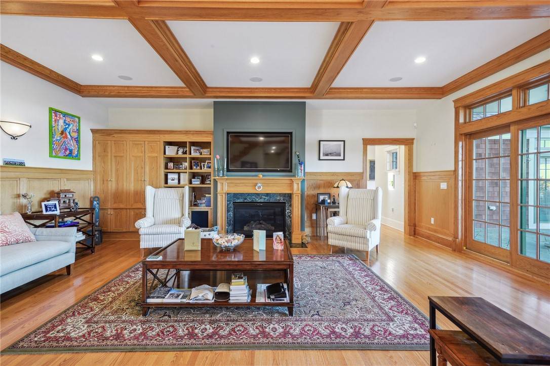 Narragansett, RI 02882,127 Cliff DR