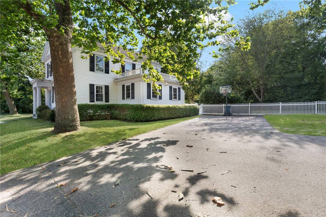 Westerly, RI 02891,67 East AVE