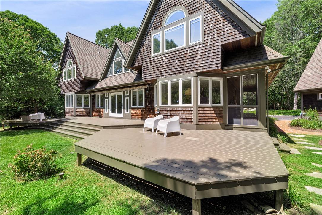 South Kingstown, RI 02879,860 Curtis Corner RD