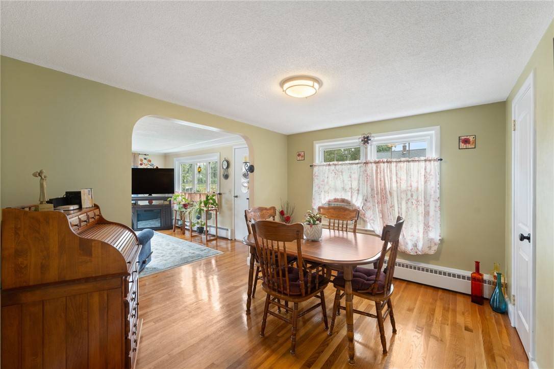 North Smithfield, RI 02896,25 Hillview AVE