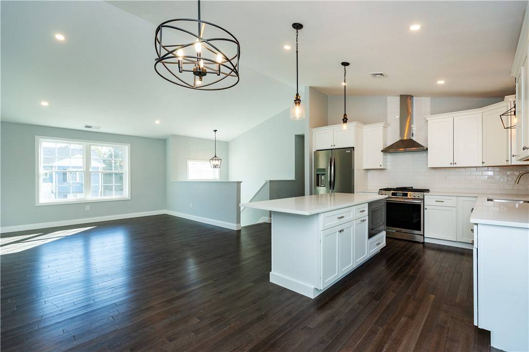 West Warwick, RI 02816,7 JUNE CT