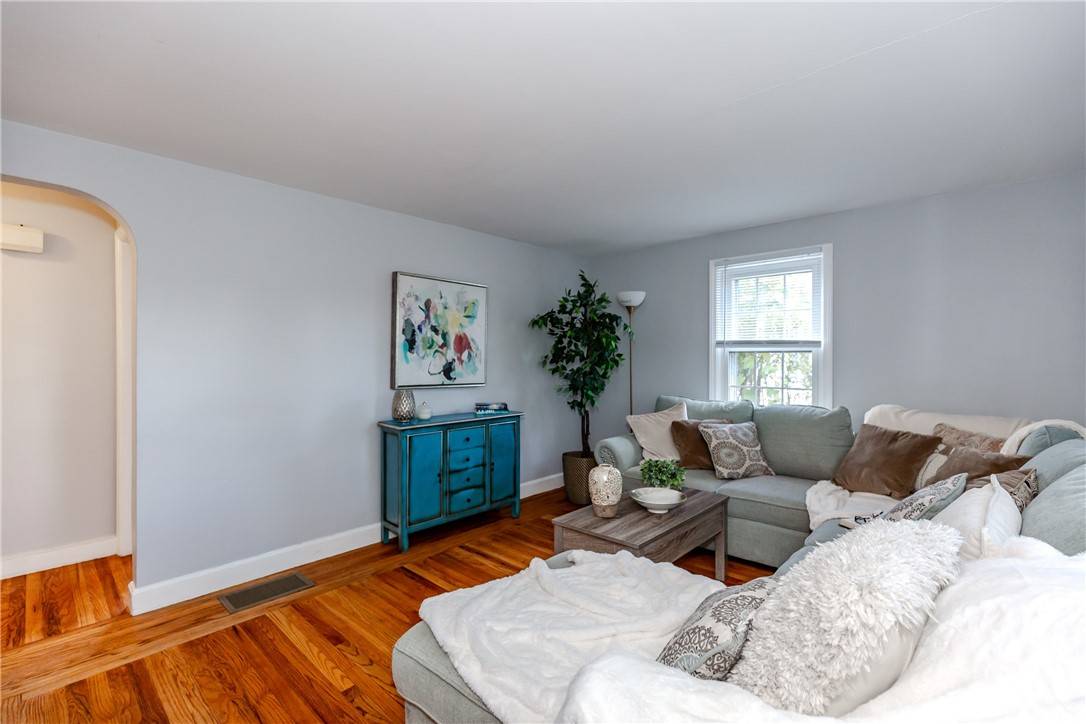 Warwick, RI 02888,76 Massachusetts AVE