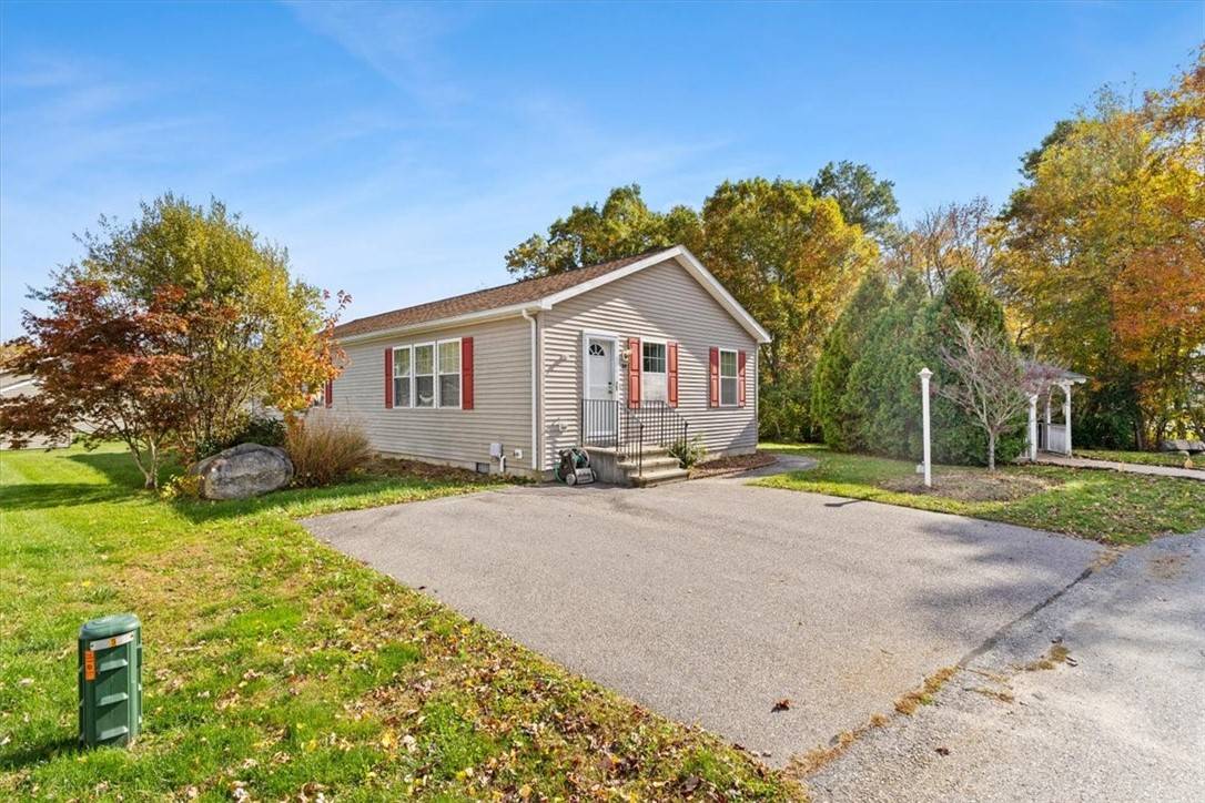 Tiverton, RI 02878,84 Lark LN