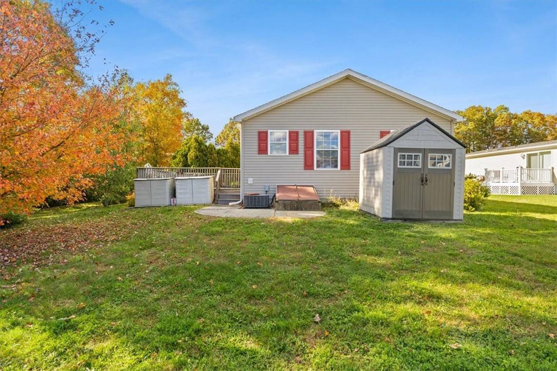 Tiverton, RI 02878,84 Lark LN