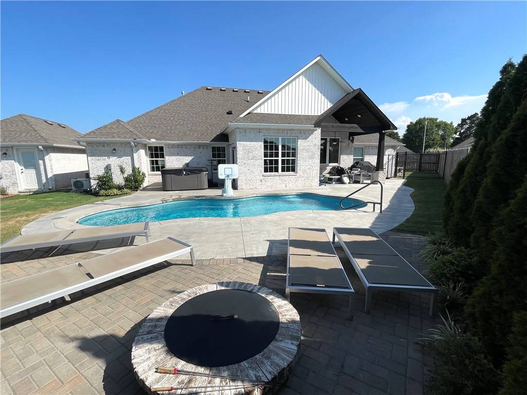 Pea Ridge, AR 72751,709 Macdonald Dr