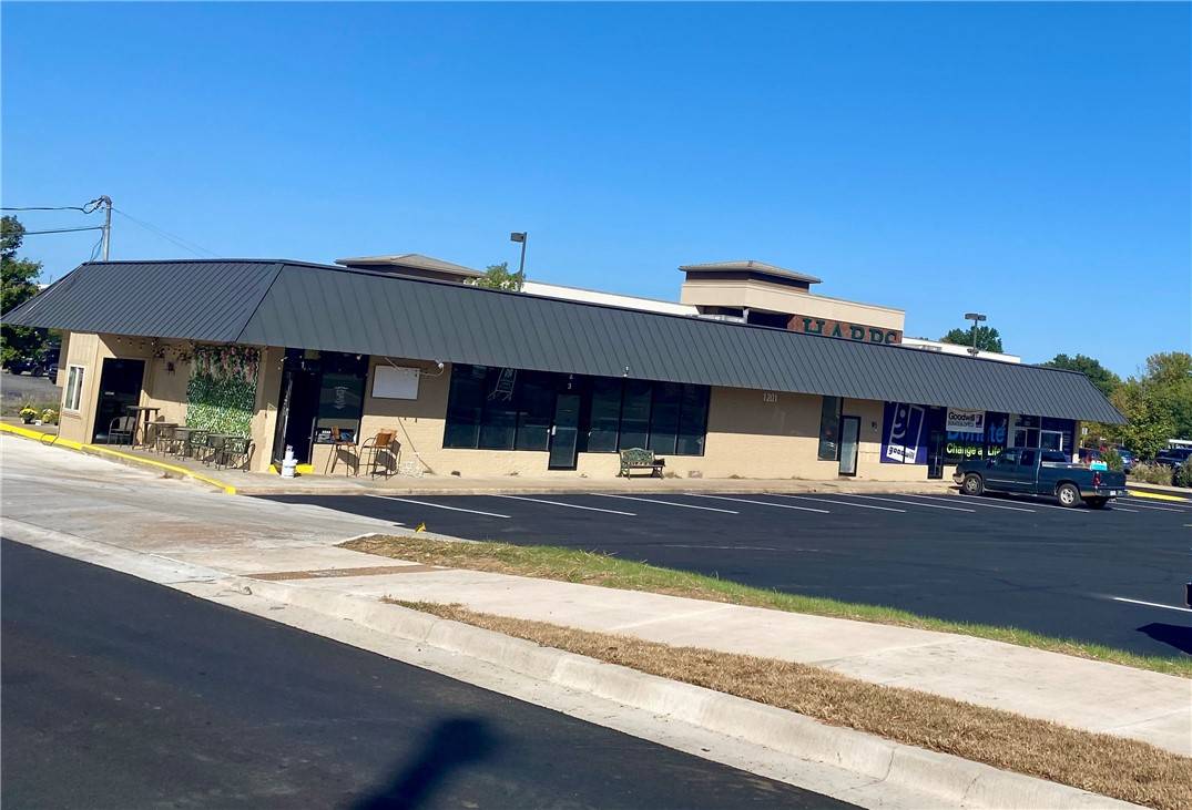Bentonville, AR 72712,1203 N Walton Blvd