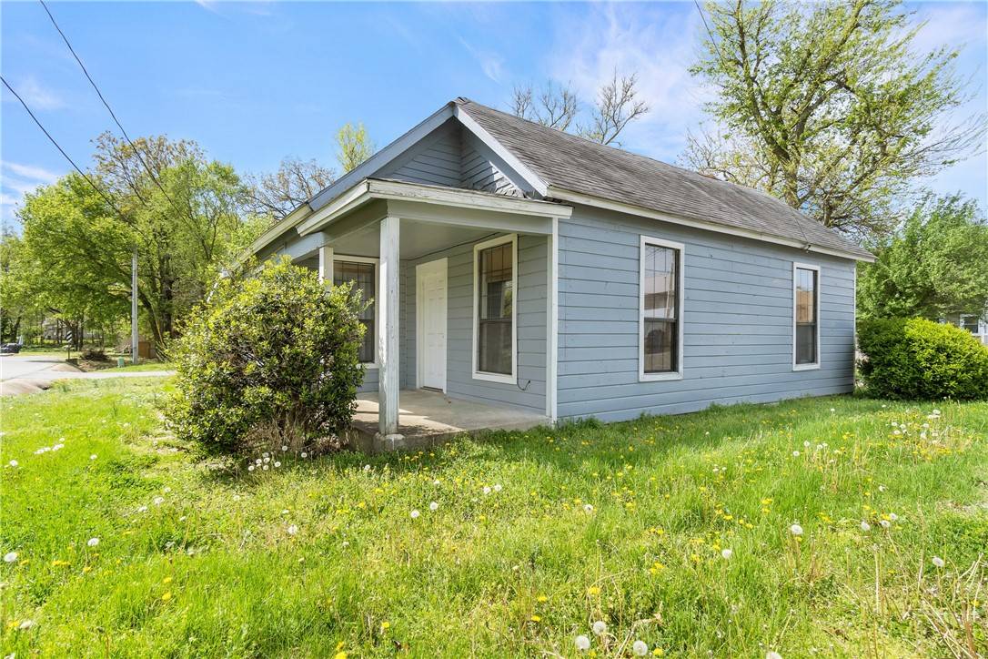 Siloam Springs, AR 72761,514 S Broadway St