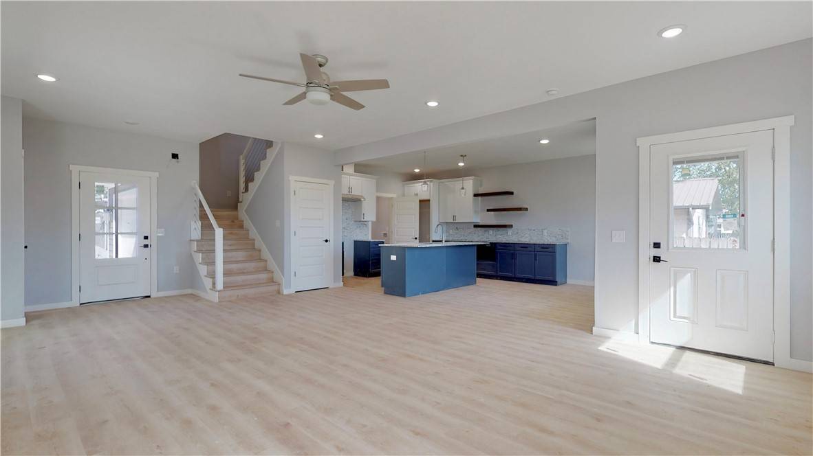 Gravette, AR 72736,701 SW Dallas St