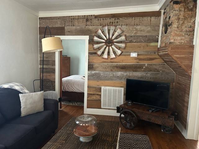 Eureka Springs, AR 72632,11 White St