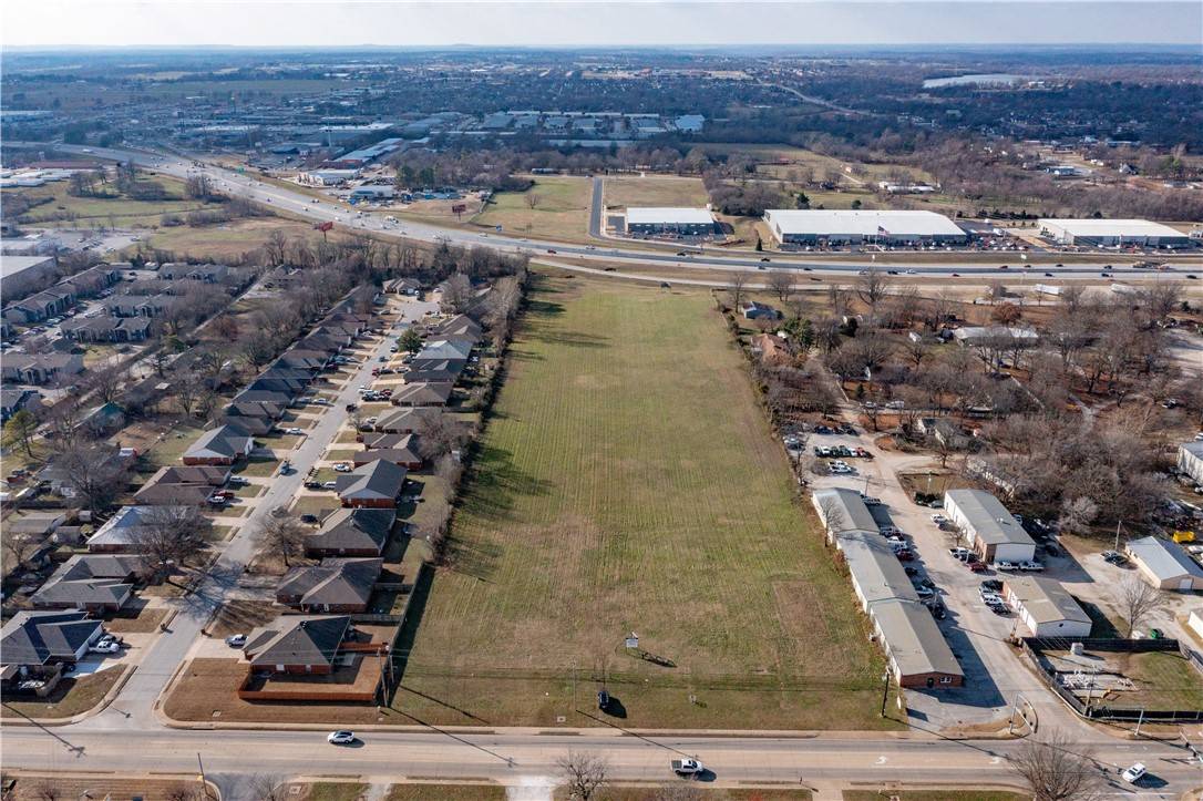 Springdale, AR 72762,522 40th St