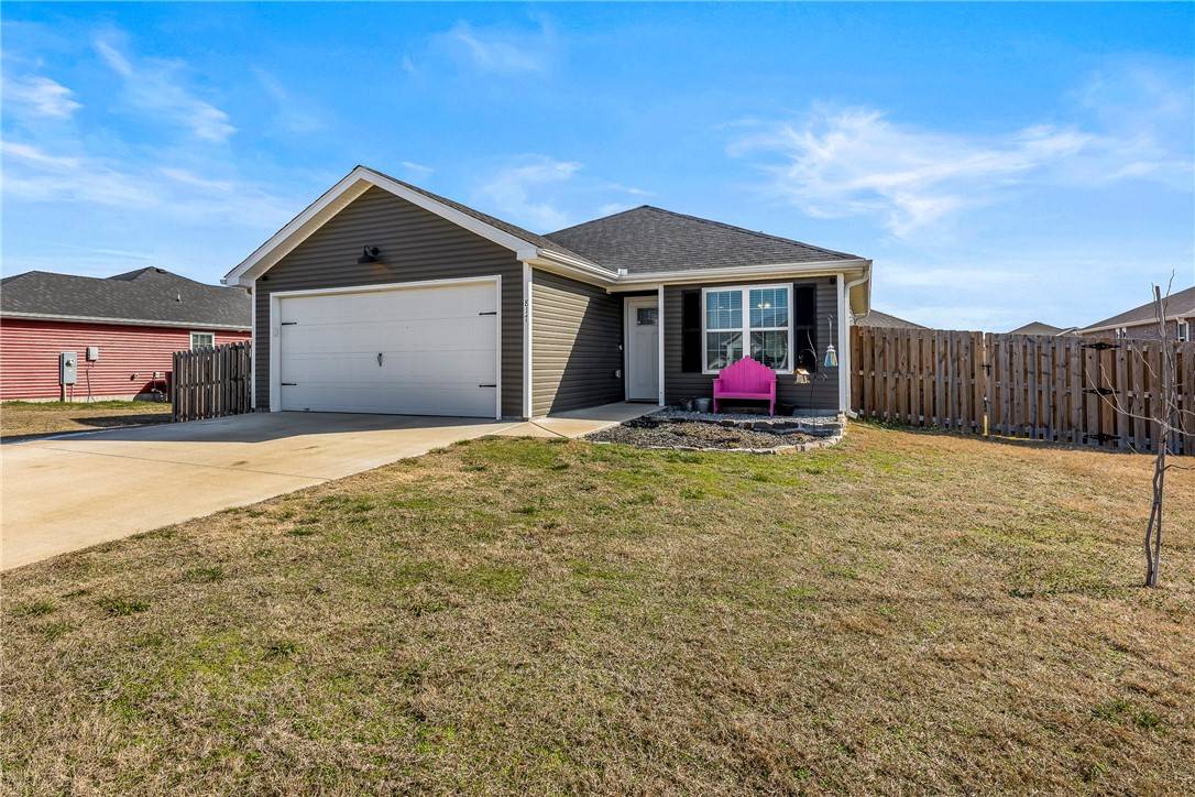 Siloam Springs, AR 72761,817 S Parrot Ln