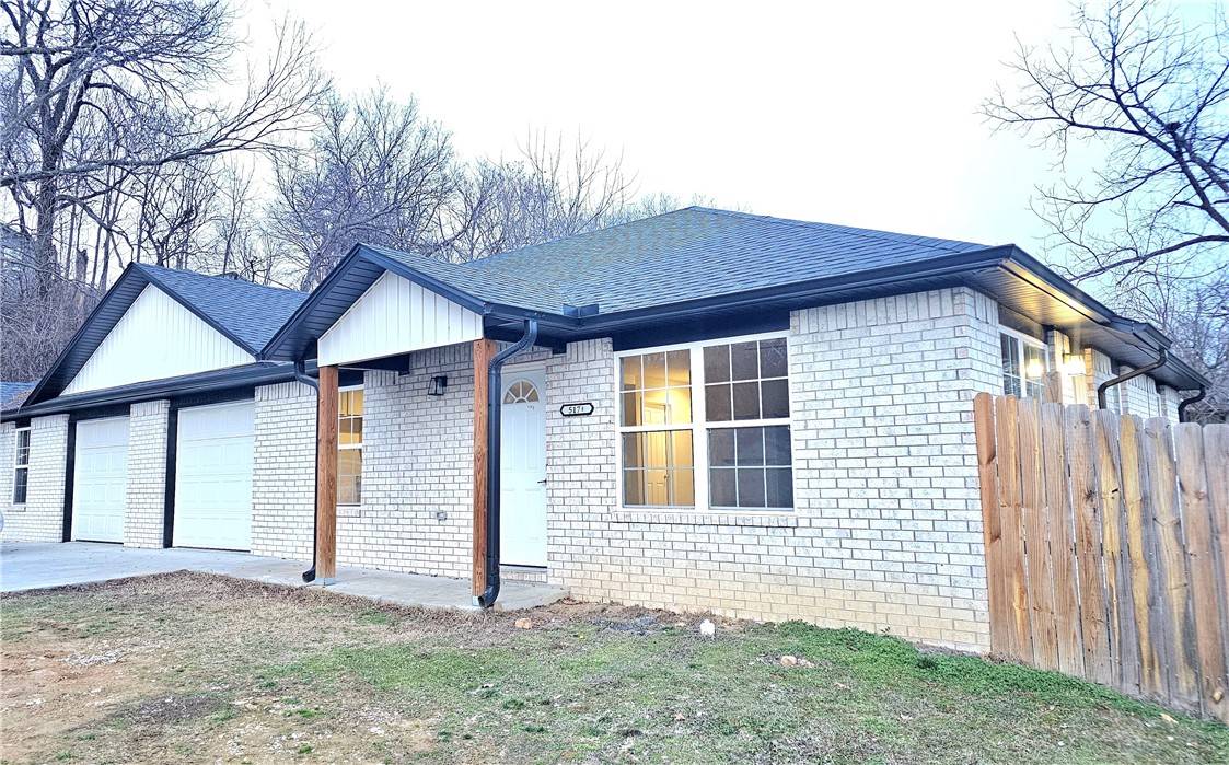 Siloam Springs, AR 72761,517 N Oak Hill St