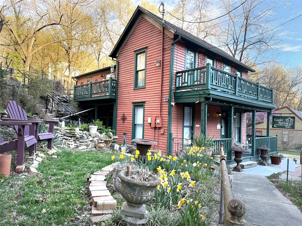 Eureka Springs, AR 72632,104 N Main St