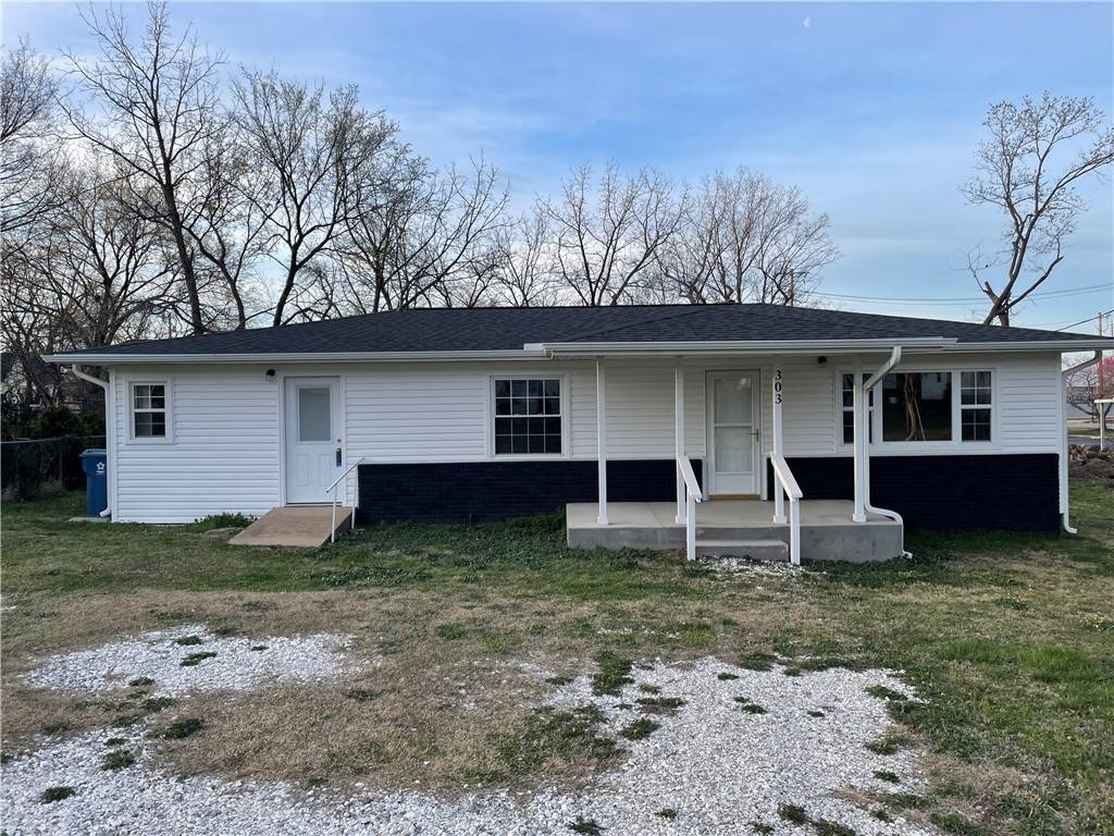Gravette, AR 72736,303 NE Akron St