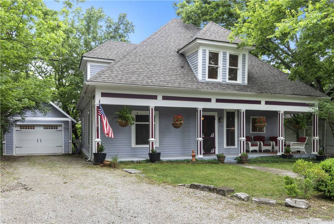 Eureka Springs, AR 72632,42 Vaughn St