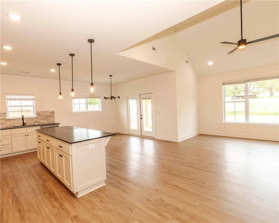 Prairie Grove, AR 72753,862 E Buchanan St