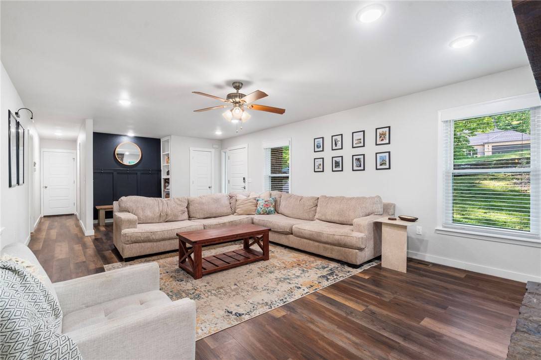 Bella Vista, AR 72715,2 Perry Ln