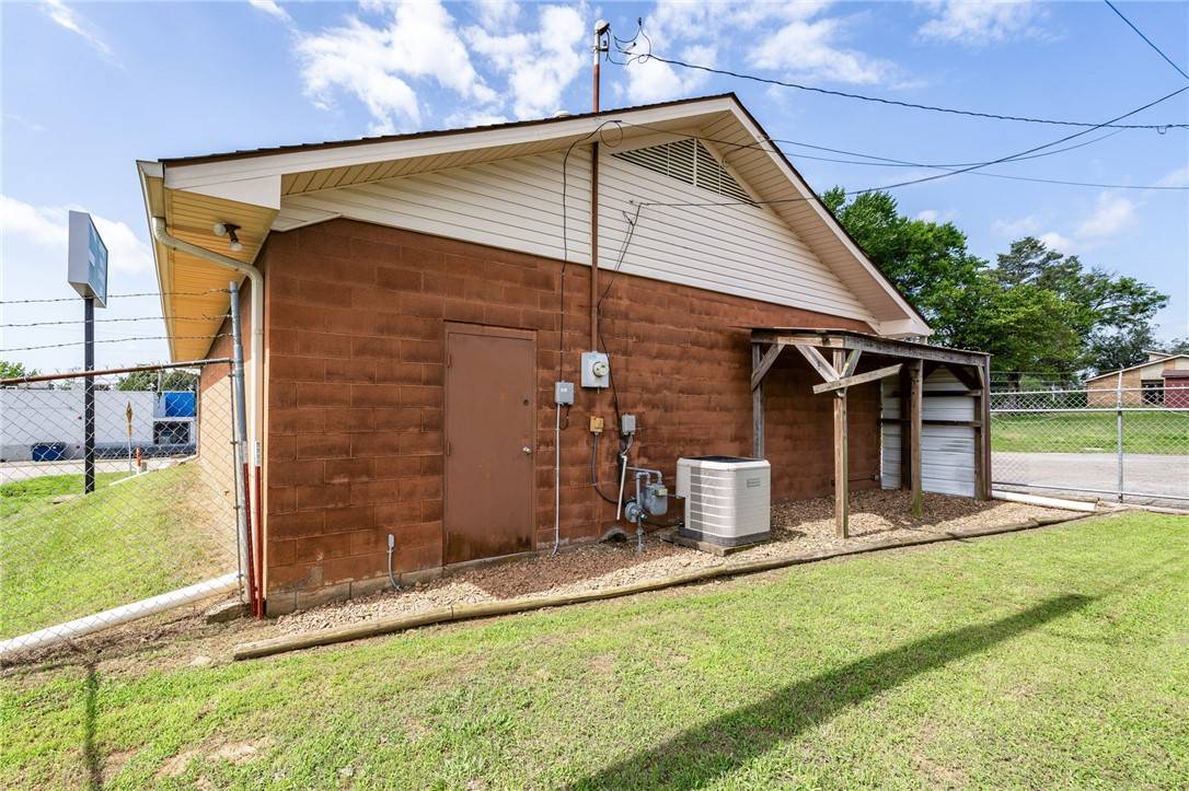 Ozark, AR 72949,1900 Airport Rd