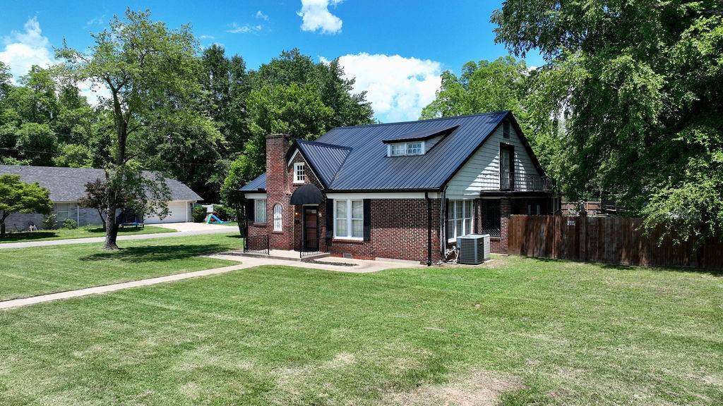 Dardanelle, AR 72834,816 N 2nd St