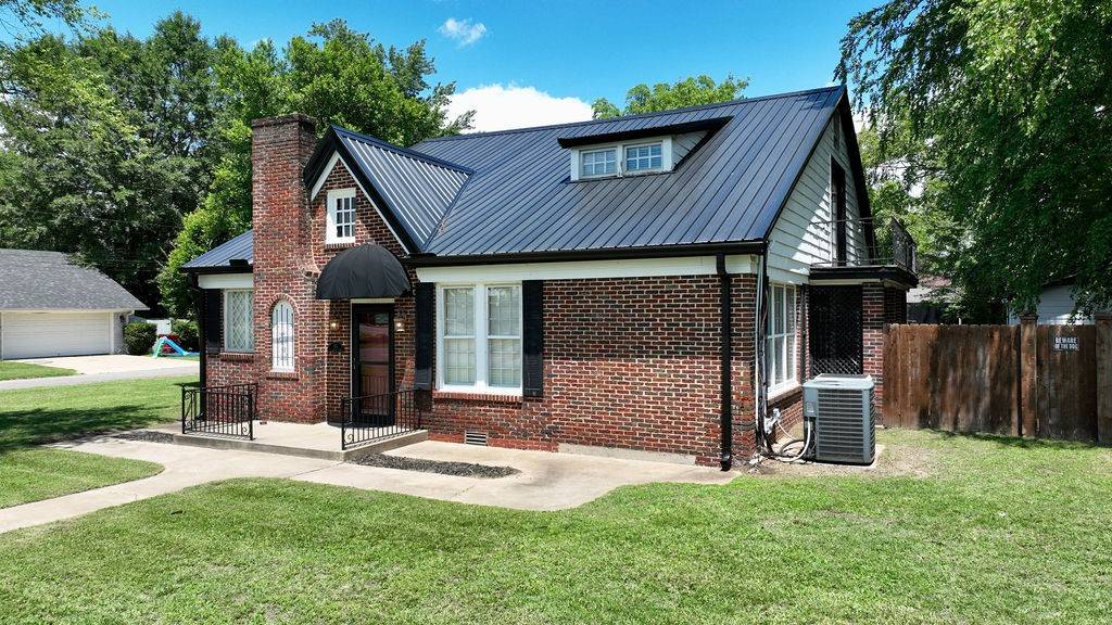 Dardanelle, AR 72834,816 N 2nd St