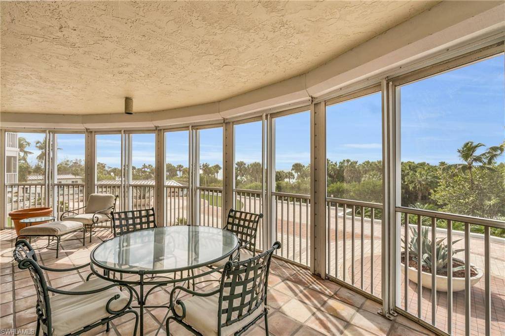 Naples, FL 34108,8111 Bay Colony DR #104