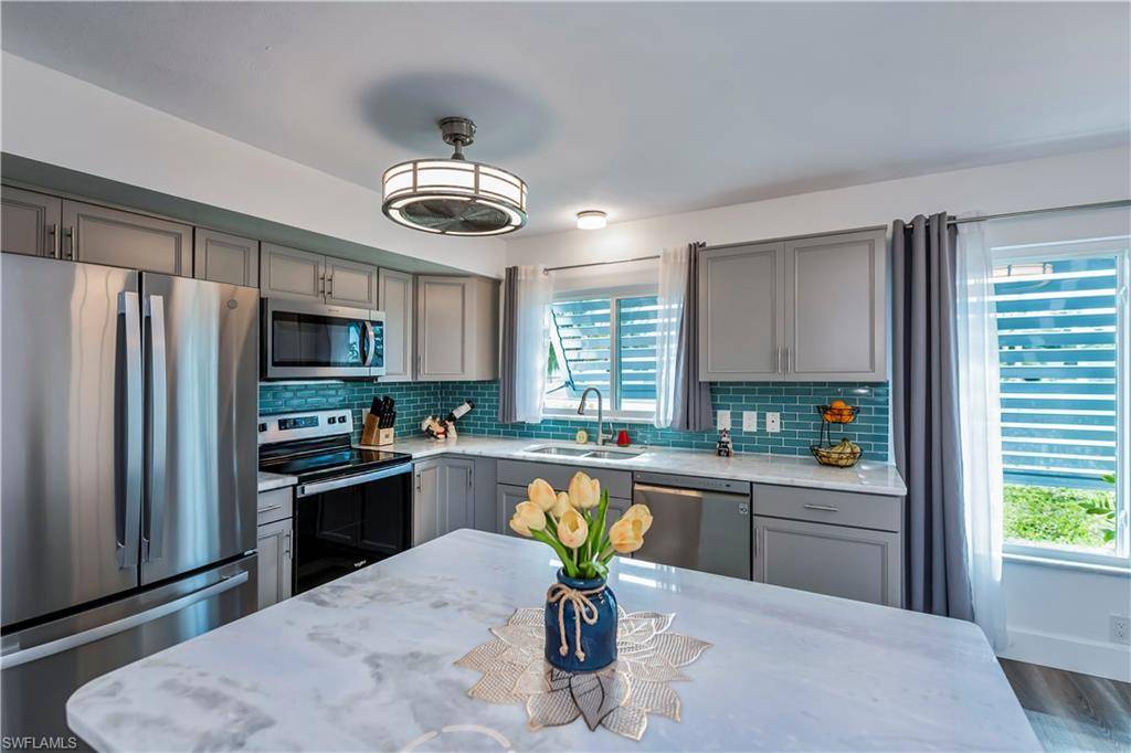 Cape Coral, FL 33904,909 Versailles DR