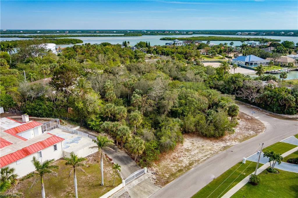 Marco Island, FL 34145,889 Scott DR