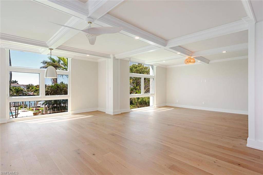 Naples, FL 34103,400 Park Shore DR #304
