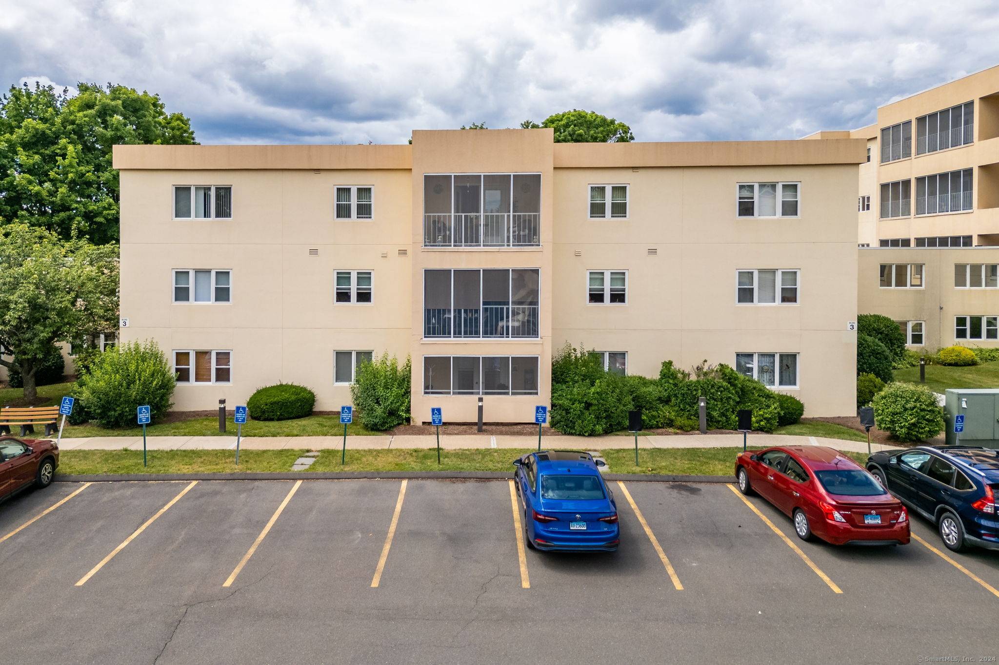 Hamden, CT 06518,75 Washington Avenue #3-104