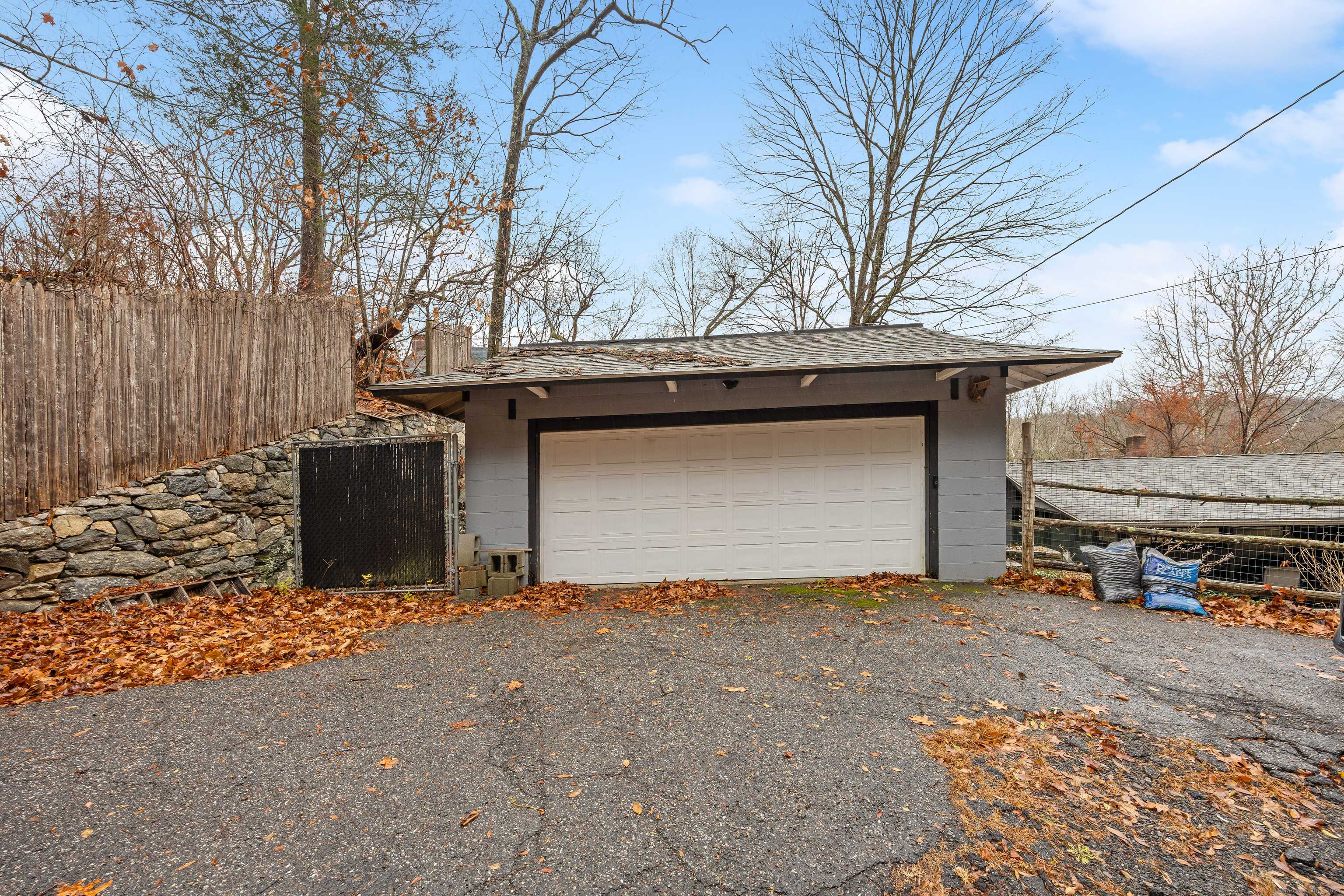 Southbury, CT 06488,453 Lakeside Road