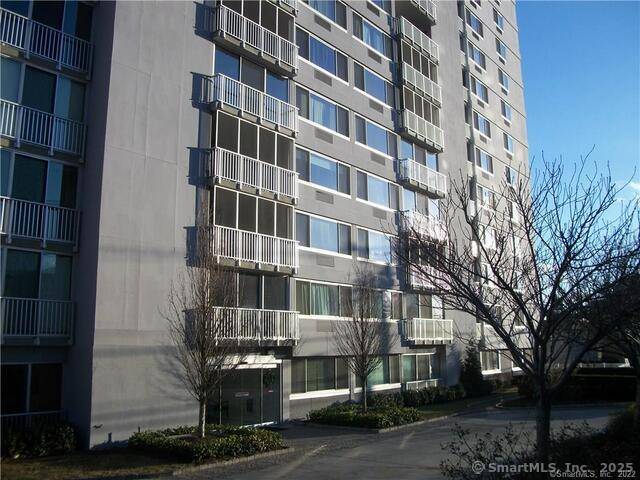 Stamford, CT 06902,1 Strawberry Hill Avenue #6A